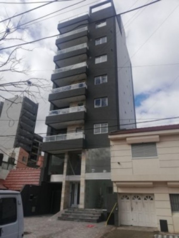 DEPARTAMENTO SEMIPISO AL FRENTE DE 2 AMBIENTES, 4 PISO, 57 M2. EXCELENTE UBICACION.