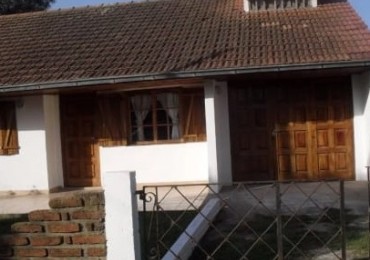 CHALET 4 AMBIENTES, 100 M2, CON FONDO LIBRE, SANTA CLARA DEL MAR.