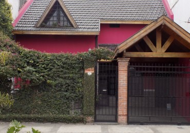 CHALET DE 4 AMBIENTES DESARROLLADO EN 2 PLANTAS. EXCELENTE ESTADO.