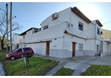 DEPARTAMENTO DE 3 AMBIENTES EN PLANTA BAJA AL FRENTE CON PATIO.73M2. LLAVALLOL.