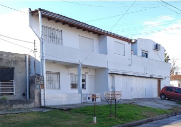DEPARTAMENTO TIPO CASA DE 3 AMBIENTES EN PRIMER PISO AL FRENTE CON PATIO, BALCON Y COCHERA CUBIERTA. 91M2. LLAVALLOL.