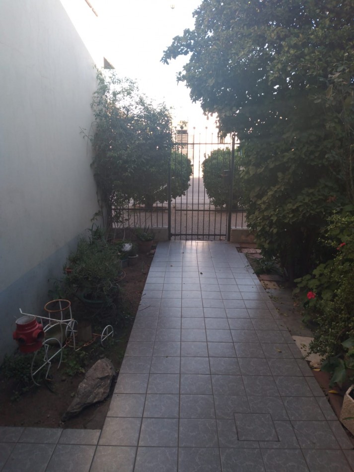 CASA CON PLANTA ALTA Y GARAGE